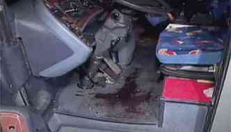Motorista foi baleado pelos assaltantes dentro do nibus(foto: Reproduo TV Alterosa)
