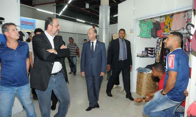 Kalil visitou, pela primeira vez, área destinada aos camelôs no Shopping Uai(foto: Paulo Filgueiras/EM/DA Press) Kalil visitou, pela primeira vez, área destinada aos camelôs no Shopping Uai(foto: Paulo Filgueiras/EM/DA Press)