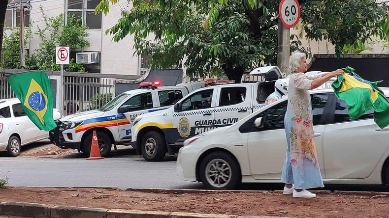 Poucos manifestantes ainda se encontravam na avenida Raja Gabaglia, em BH; a PM e a Guarda Civil estão no local para impedir a concentração dos bolsonaristas(foto: Jair Amaral/EM/DA Press) Poucos manifestantes ainda se encontravam na avenida Raja Gabaglia, em BH; a PM e a Guarda Civil estão no local para impedir a concentração dos bolsonaristas
