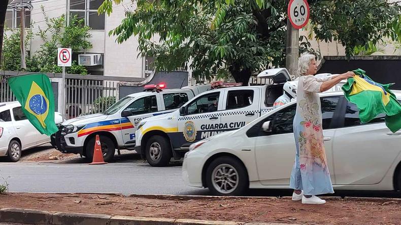 Poucos manifestantes ainda se encontravam na avenida Raja Gabaglia, em BH; a PM e a Guarda Civil esto no local para impedir a concentrao dos bolsonaristas