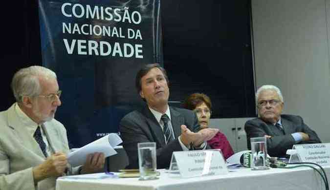 Pedro Dallari (D) em reunio da Comisso Nacional da Verdade: crtica  falta de colaborao(foto: Jose Cruz/Agencia Brasil)