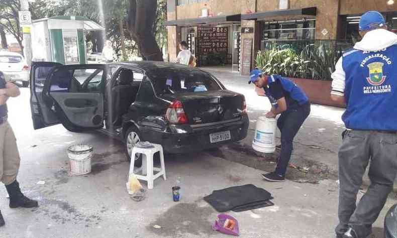O material usado pelos flanelinha para lavar carros foram apreendidos(foto: Divulgao Polcia Militar)