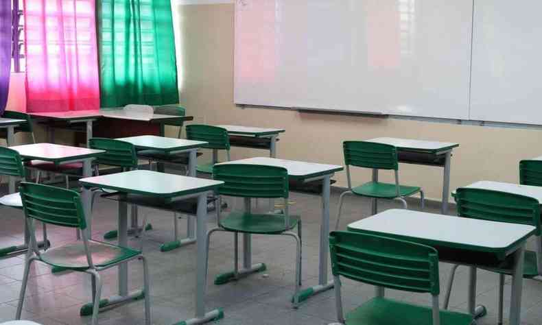 Sala de aula vazia com cadeiras coloridas