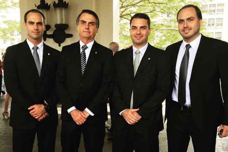 O cl Bolsonaro, da esquerda para a direita: Eduardo, Jair, Flvio e Carlos