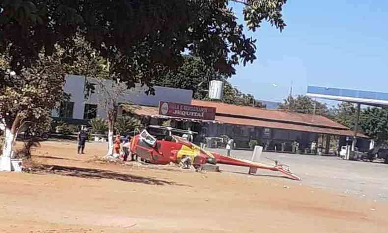 helicoptero se acidentou perto de um posto de gasolina, em frente a um restaurante de Jequita(foto: CBMMG)