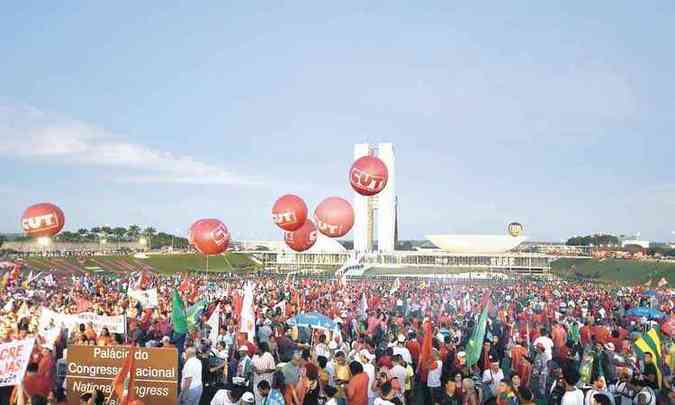 Organizado pela CUT, o protesto pr-Dilma reuniu 50 mil pessoas na quinta-feira passada(foto: Evaristo S/AFP)