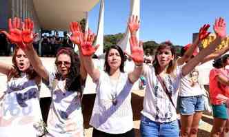 Mulheres fazem protesto em frente ao Supremo Tribunal Federal, em Braslia(foto: Wilson Dias/Agncia Brasil)