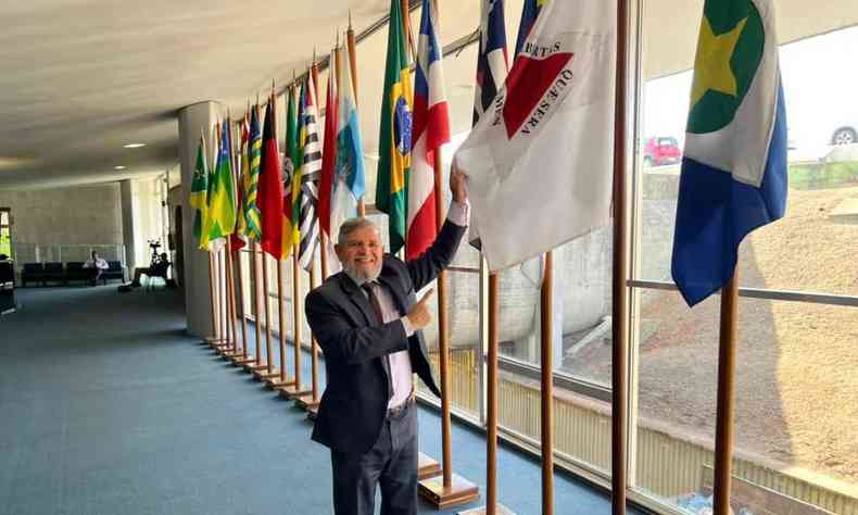 Na foto, Pastor Altamiro Alves segurando a bandeira de Minas Gerias, que est fixada a um basto