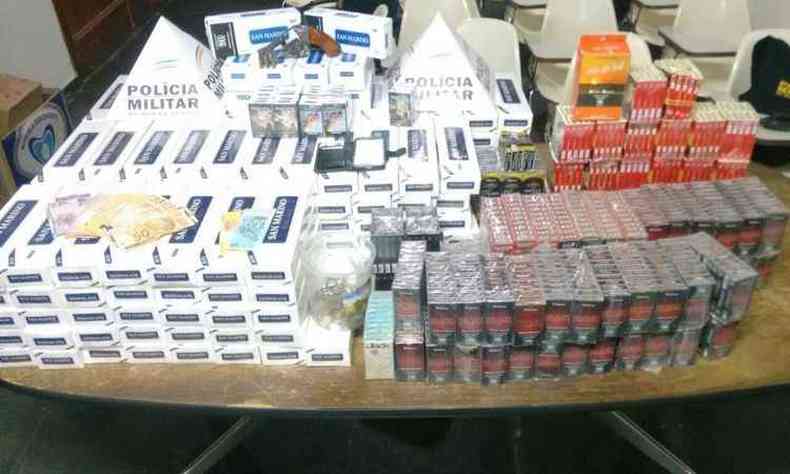 Pacotes de cigarros contrabandeados estavam no veculo e na casa do motorista(foto: PMMG/Divulgao)