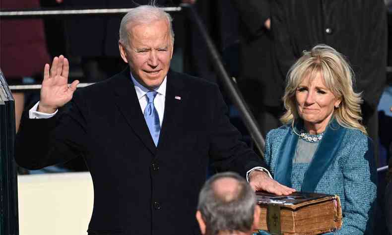 Ao lado de Jill Biden, Joe Biden toma posse como 46 presidente dos Estados Unidos(foto: AFP/Reproduo)