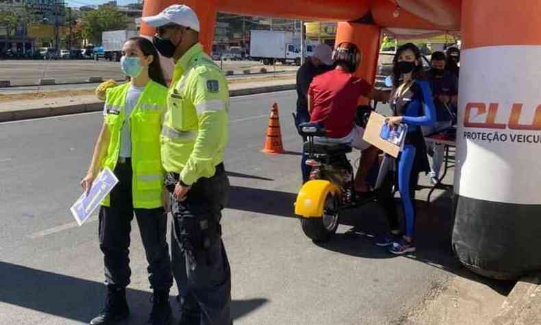 Campanha alerta sobre perigos e distribui antenas corta-pipa para motos e bicicletas(foto: Prefeitura de Contagem/Divulgao)