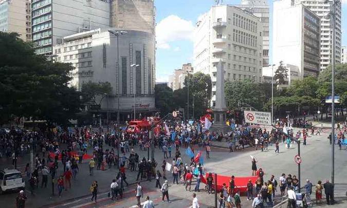 Servidores fecharam a Praça Sete e BHTrans, Gurada Municipal e PM acompanham o ato (foto: Polícia Militar/ Divulgação ) Servidores fecharam a Praça Sete e BHTrans, Gurada Municipal e PM acompanham o ato (foto: Polícia Militar/ Divulgação )