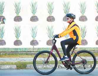 Dilma pedalou ontem em Porto Alegre, onde passou o Dia das Mes. Ela acompanhar votao ao lado de Lula(foto: Carlos Macedo/Agncia RBS/Estado Cotedo)