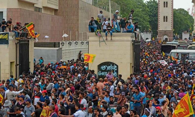 Popula��o revoltada tomou a resid�ncia oficial na capital, Colombo
