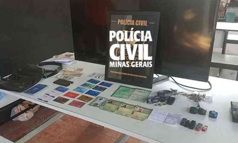 Material encontrado com o estelionatrio(foto: Polcia Civil/Divulgao)