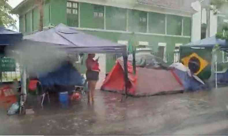 Chuva alaga acampamento bolsonarista