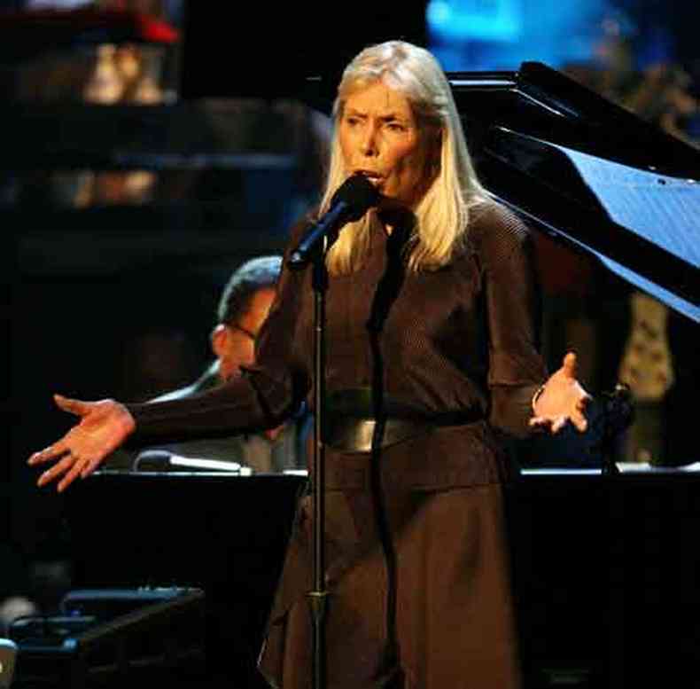 Joni Mitchell canta sozinha no palco