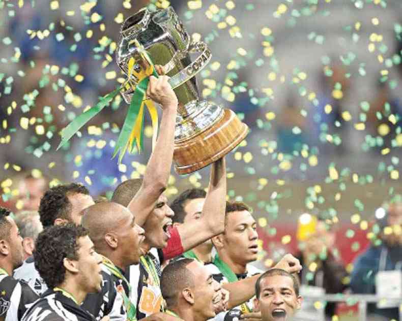 O capito Leonardo Silva ergue a taa da Copa do Brasil, que tem sabor especial por ter sido conquistada em cima do maior rival(foto: Alexandre Guzanshe/EM/D.A Press)
