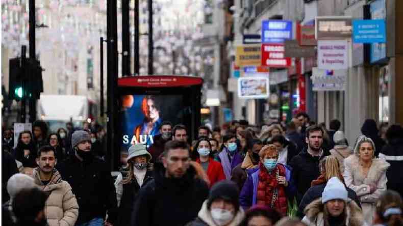 Pessoas andando em rua de Londres
