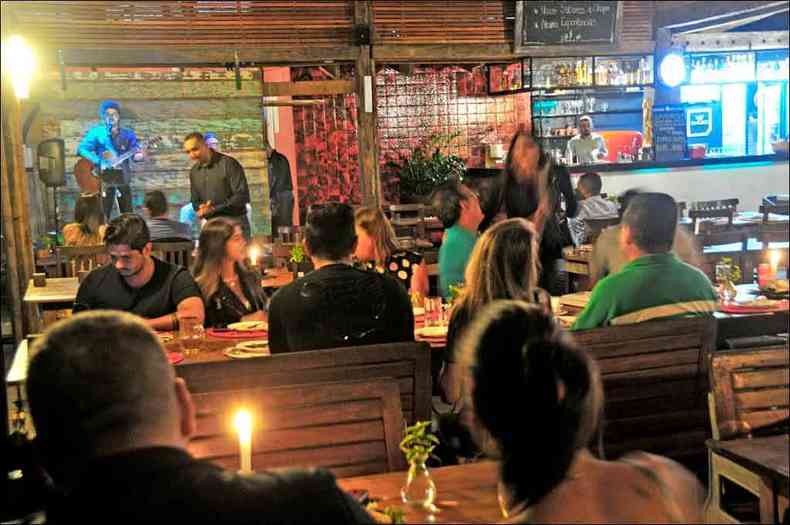 Bar tem ambiente informal e msica ao vivo(foto: Marcos Vieira/EM/D.A Press )
