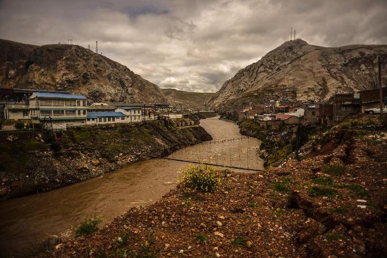 O rio peruano Mantaro ao passar pela cidade de La Oroya.