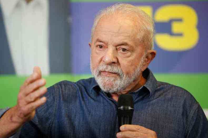 Lula gesticula ao falar; ele est com o semblante srio