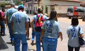 Profissionais voluntrios de outros estados chegam a Novo Cruzeiro para auxiliar no combate  febre(foto: Edsio Ferreira/EM/DA Press)