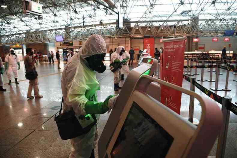 Aeroporto Tom Jobim passa por desinfeco contra o coronavrus (foto: Carl de Souza/AFP)