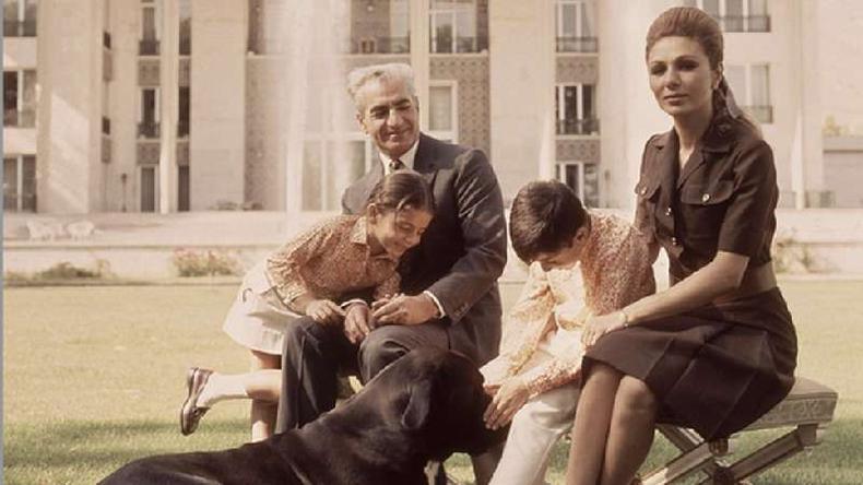Foto da famlia real do Ir com um cachorro