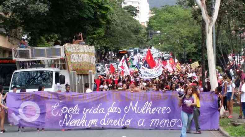 Manifestao comemorativa pelo Dia Internacional da Mulher fechou o cruzamento da avenida Afonso Pena com a Avenida Amazonas, na Praa Sete, Centro de Belo Horizonte(foto: Gladyston Rodrigues/EM/D.A.Press)