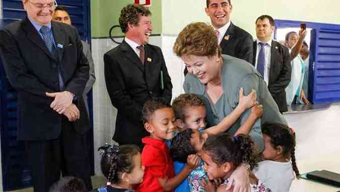 Sob o olhar de Marcio Lacerda, Dilma abraa crianas em creche de Belo Horizonte(foto: Roberto Stuckert Filho/PR)