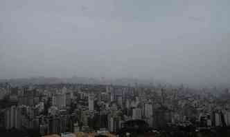 Neblina cobre a Regio Centro-Sul de BH: precipitao atpica deve bater marca dos ltimos 60 anos(foto: Jair Amaral/EM/D.A Press.)