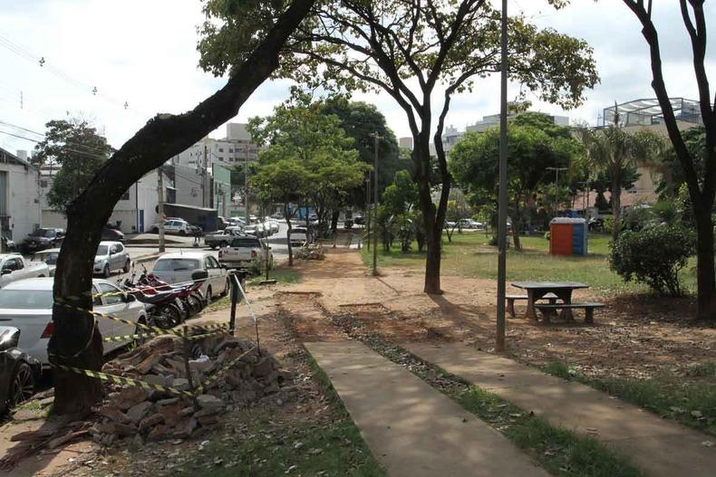 Praça Manoel de Souza Barros, no Bairro Castelo: donos de food trucks se mobilizaram para proporcionar banheiro químico(foto: Edésio Ferreira/EM/D.A Press) Praça Manoel de Souza Barros, no Bairro Castelo: donos de food trucks se mobilizaram para proporcionar banheiro químico