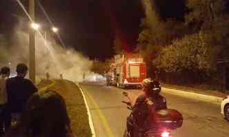 Motorista no conseguiu apagar as chamas com o extintor na MG-010(foto: Corpo de Bombeiros/Divulgao)