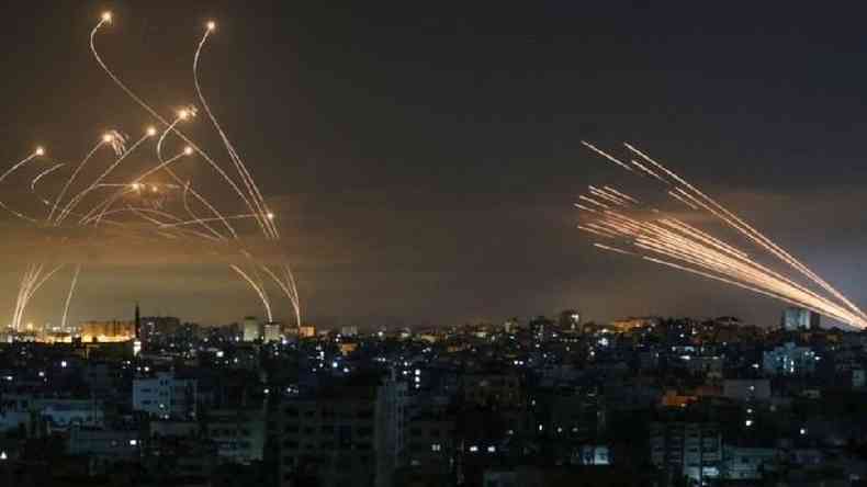 Imagem mostra luta entre msseis disparados pelo Domo de Ferro de Israel ( esquerda) e foguetes do Hamas ( direita)(foto: Getty Images)