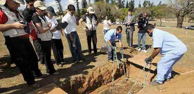 Familiares e amigos acompanharam a exumao dos restos mortais de Arnaldo Rocha, morto em 1973(foto: Jair Amaral/EM/D.A Press)