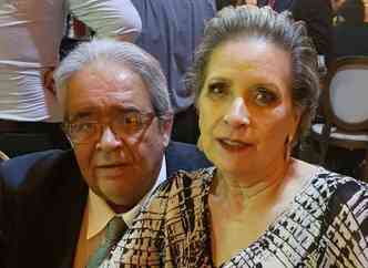 Marco Aurlio Cotta, de 64 anos, ao lado da esposa, Maria Aparecida Cotta. Aposentado est internado h 96 dias no Hospital Mater Dei. (foto: Arquivo pessoal)