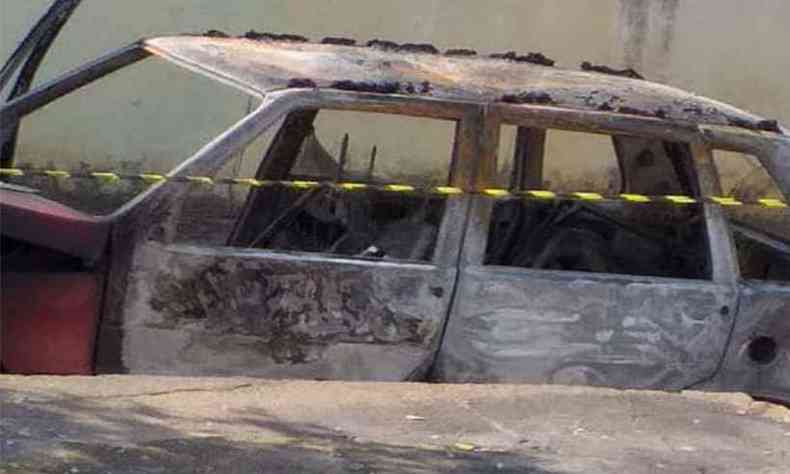 O carro ficou totalmente destrudo pelo fogo e continua estacionado na Rua Marechal Floriano, em Ipanema(foto: Reproduo/Redes Sociais)