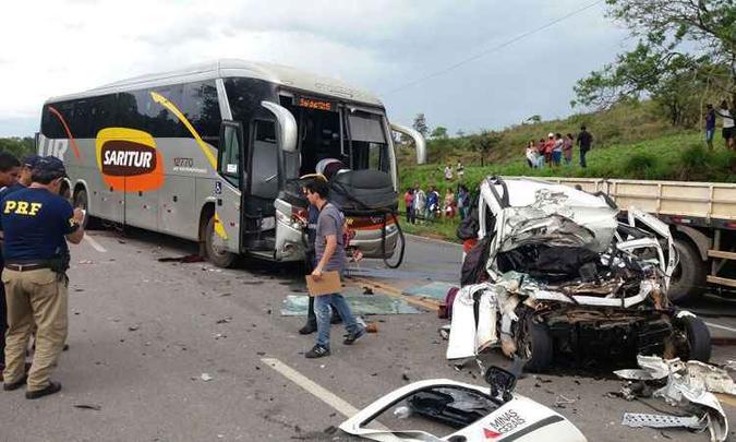 Acidente em novembro envolvendo carreta, ônibus e veículo da prefeitura de Tocantins, que transportava pacientes para tratamento: quatro pessoas morreram(foto: PRF/Divulgação - 28//11/17) Acidente em novembro envolvendo carreta, ônibus e veículo da prefeitura de Tocantins, que transportava pacientes para tratamento: quatro pessoas morreram(foto: PRF/Divulgação - 28//11/17)