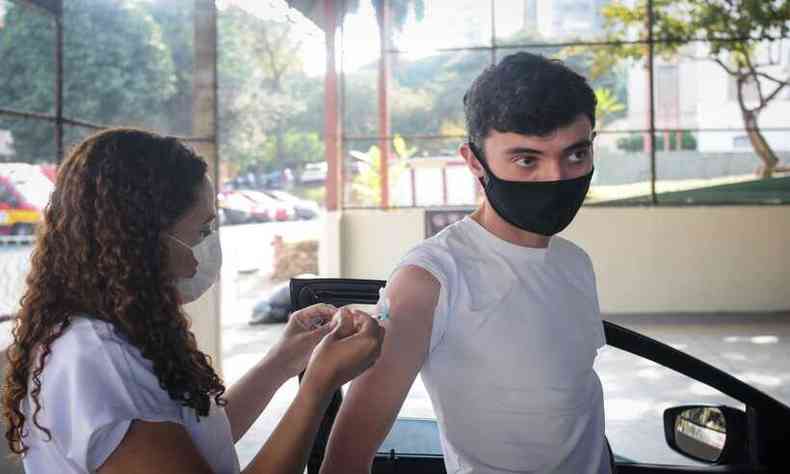 Lucas Machado, de 29 anos, recebeu a primeira dose da Pfizer nesta sexta (13/8)(foto: Leandro Couri/EM/D.A Press)