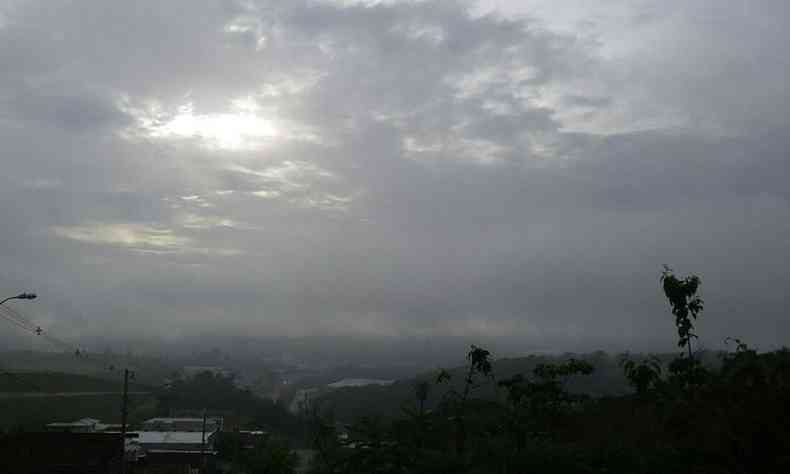 Cu amanheceu parcialmente nublado em Belo Horizonte (foto: Jair Amaral/EM )