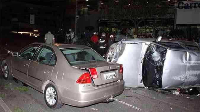 Grave acidente na Avenida Baro Homem de Melo causou a morte de uma mulher(foto: Sidney Lopes/EM/D.A Press)