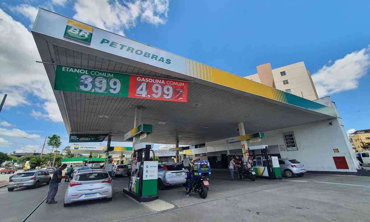 Gasolina fica mais barata em BH, mas está prestes a aumentar; entenda