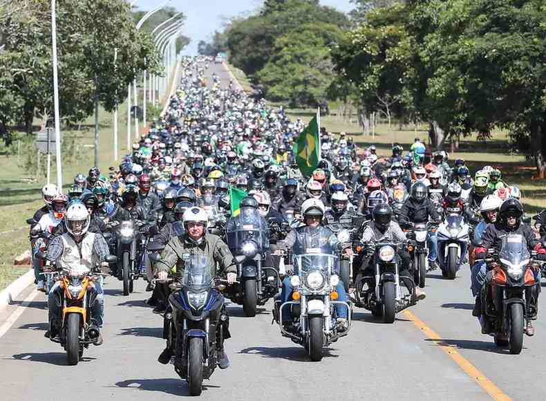 Bolsonaro chegou  manifestao sem mscara e puxou a manifestao que reuniu muitos motociclistas(foto: Marcos Corra/PR)