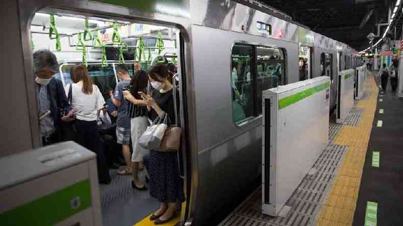 Os trens do Japo comearam a encher como de costume(foto: Getty Images)