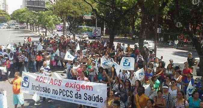 Servidores se renem em frente  sede da Prefeitura de Belo Horizonte(foto: Sindibel/Divulgao)
