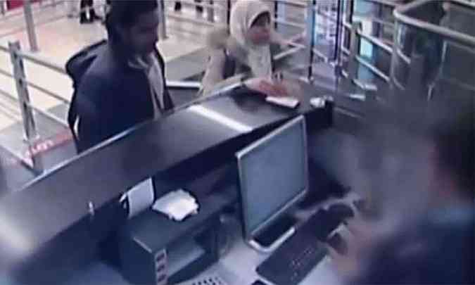 Hayat Boumeddiene entrega o passaporte para o agente de imigrao no aeroporto de Istambul, na Turquia(foto: Youtube/Reproduo)