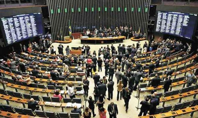 Nas votações em plenário, os deputados mais jovens, assim como os mais velhos, aprovam pautas conservadoras(foto: Earisto Sá/AFP - 15/4/16) Nas votações em plenário, os deputados mais jovens, assim como os mais velhos, aprovam pautas conservadoras(foto: Earisto Sá/AFP - 15/4/16)