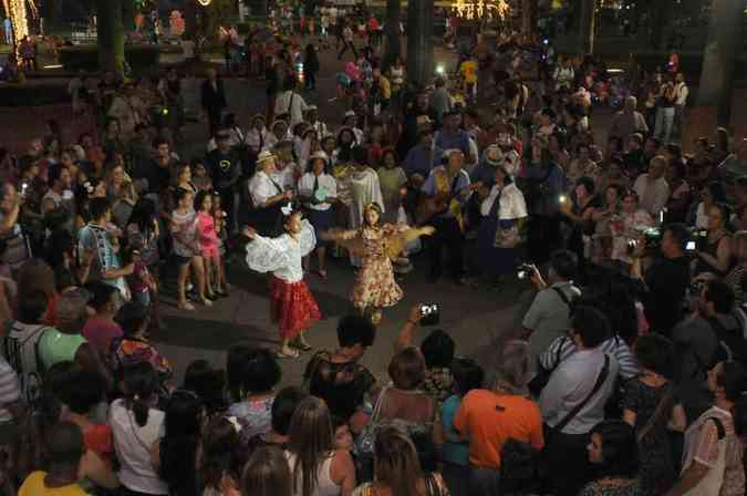 Apresentao de grupos folclricos marcaram ltimo dia de iluminao natalina na Praa da LiberdadeTlio Santos/EM/DA Press