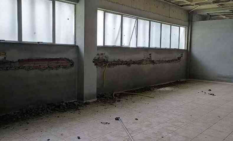 Os ladres quebraram as paredes para arrancar os fios eltricos em grande parte da rea interna do hospital(foto: Frente Brasil Popular/Divulgao)